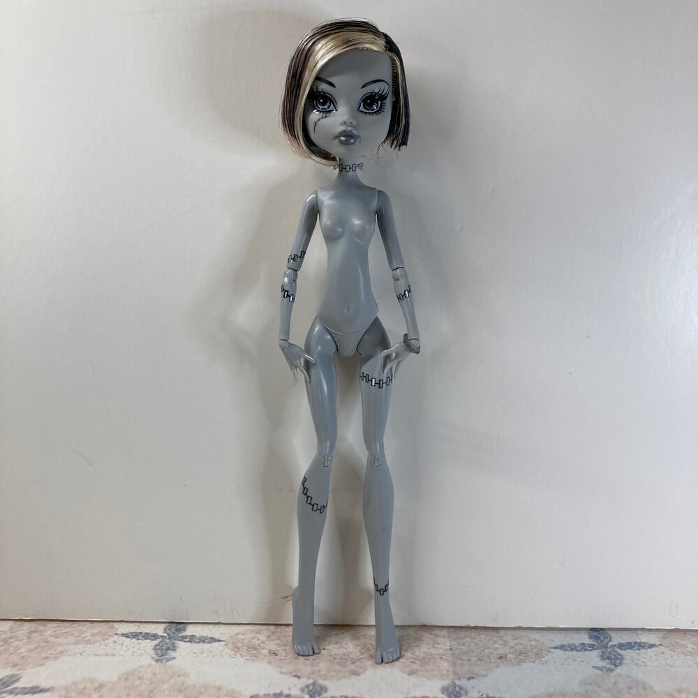 Monster High Skull Shores Frankie Stein B&W NUDE Doll #X0593 (2011) G1 w/Jewelry